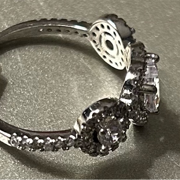 Gorgeous .923 Sterling Silver 3 Stone Heart Ring Size 7 - Picture 3 of 4